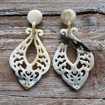 Sierlijk bewerkte buffelhoorn oorbellen 7.3x3.7cm, Various colors, shiny finish. Lichtgewicht.