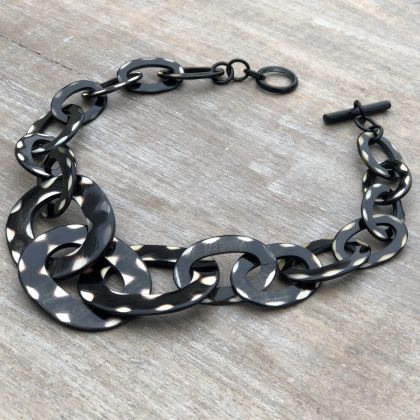 Handgemaakt buffelhoorn collier, polkadot. Glans finish, 60cm.